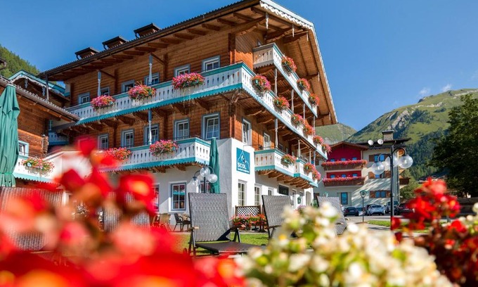 Großdorf Hotel | Experience SCOL Sporthotel Großglockner with Oceanfront Pool