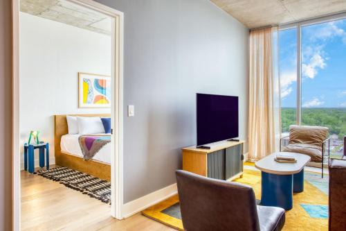 Rainey Street Historic District House | Stylish Condo in Austin with Pool & Pet-Friendly Amenities