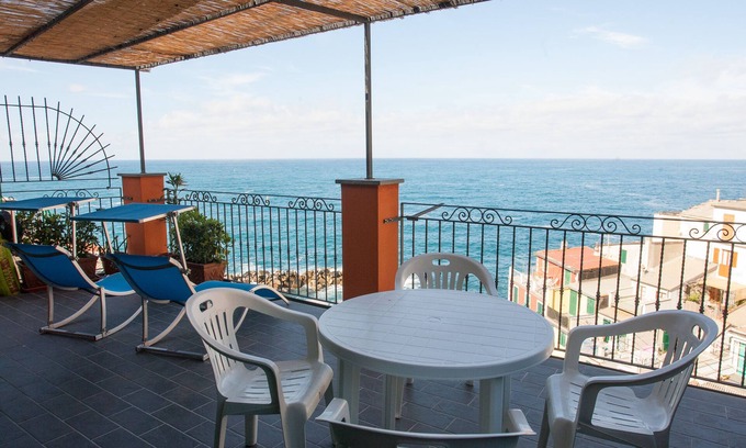 Riomaggiore House | Cozy Scorci Di Mare: Guest Rated 9.8 with Family-Friendly Perks