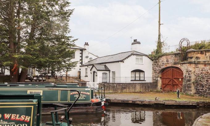 Trevor House | Dog-Friendly Scotch Hall Cottage with Breakfast in Trevor