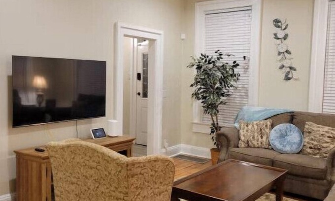 Near Northwest House | Historic Scott Street Haven: 10/10 Guest Rated & Near Notre Dame