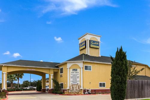 Baytown Hotel | Discover Scottish Inn and Suites Baytown with Pool Access