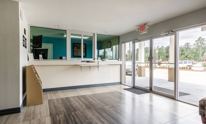 Tomball Hotel | Budget-Friendly Stay at Scottish Inn and Suites with Breakfast