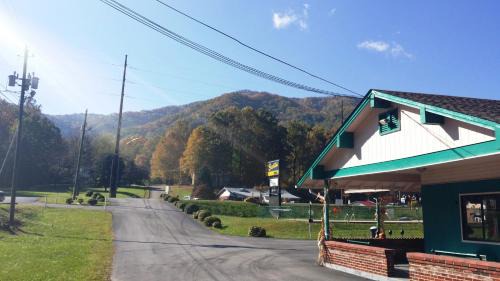 Maggie Valley Hotel | Pet-Friendly Scottish Inn in Scenic Maggie Valley