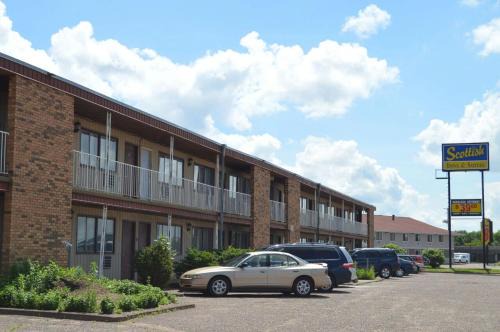 Eau Claire Hotel | Budget-Friendly Scottish Inn & Suites - Family-Friendly Stay