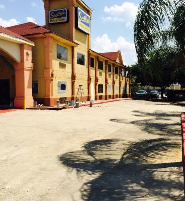 Southeast Houston Hotel | Budget-Friendly Scottish Inn & Suites Near Hobby Airport