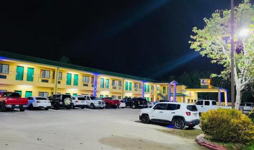 Hankamer Hotel | Convenient Stay at Scottish Inn & Suites: Pet Friendly Access