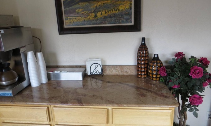 Winnemucca Hotel | Comfortable Stay at Scottish Inn with Spa & Family Amenities