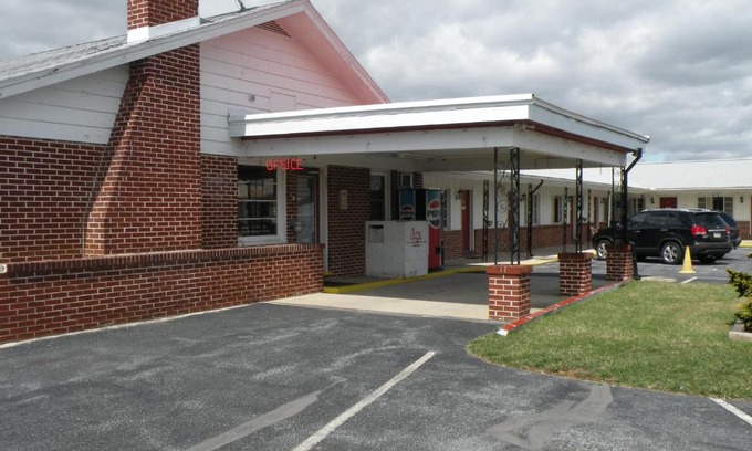 Fayetteville Hotel | Comfortable Scottish Inns Fayetteville with Family-Friendly Amenities
