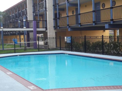 Galveston Hotel | Oceanfront Scottish Inns Galveston with Pool & Family Amenities