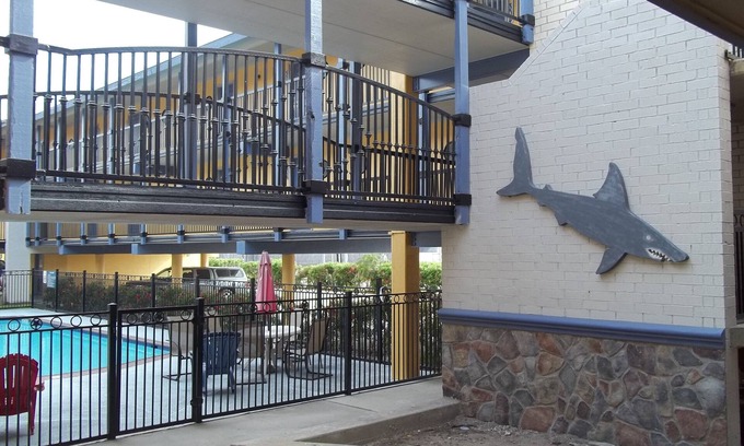 Galveston Hotel | Relax at Scottish Inns Galveston with Pool & Family Amenities