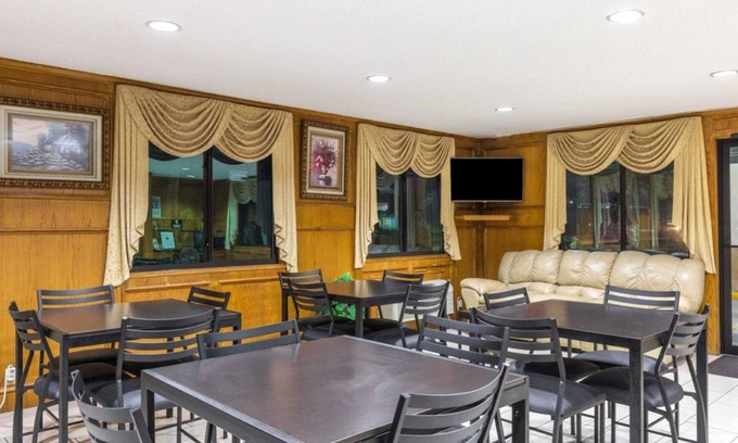 Balch Springs Hotel | Comfortable Scottish Inns & Suites with Family-Friendly Amenities