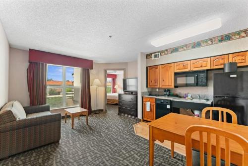 Central Scottsdale Apartment | Pet-Friendly Scottsdale 2-Bedroom Apartment with Pool