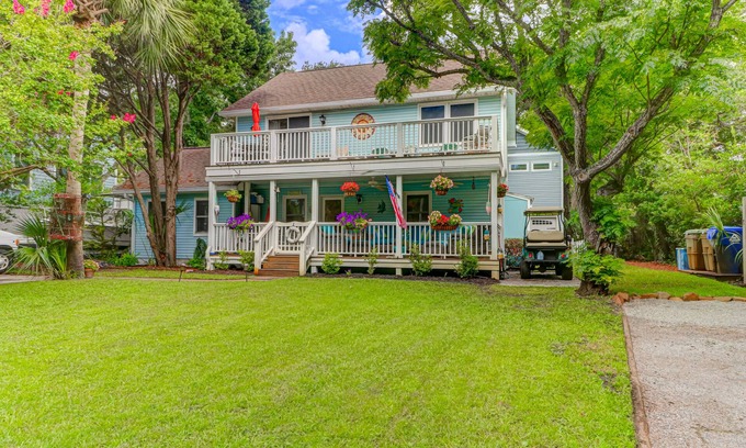 Isle of Palms House | Pet-Friendly Retreat with Porch & Backyard, Steps to Beach