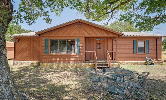 Morgan House | Welcoming Pet-Friendly Texas Retreat with Deck & Spa Amenities