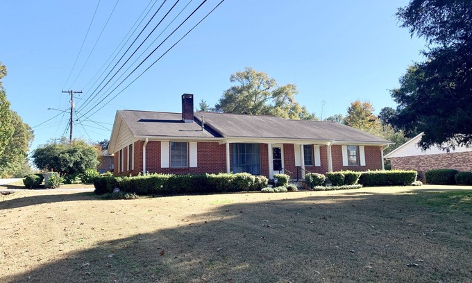Pendleton House | Inviting Home with Screened Porch, Pet Friendly & More