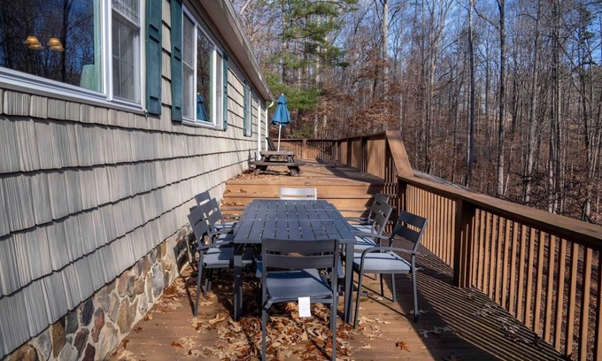 Goodview House | Scenic Cabin with Beach Access, Hot Tub & Kayak Adventures