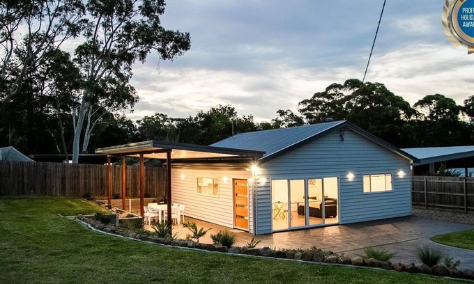 Basin View House | Pet-Friendly Scribbly Gum with Ocean Views Near Hyams Beach