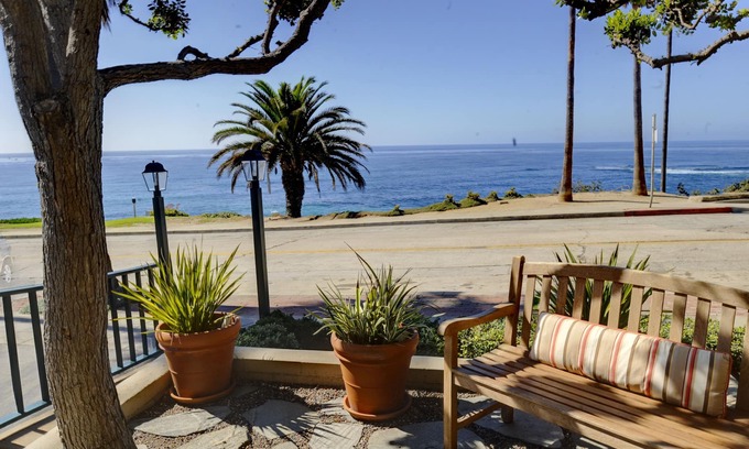 Village of La Jolla Hotel | Relax at Scripps Inn La Jolla Cove with Spa & Breakfast