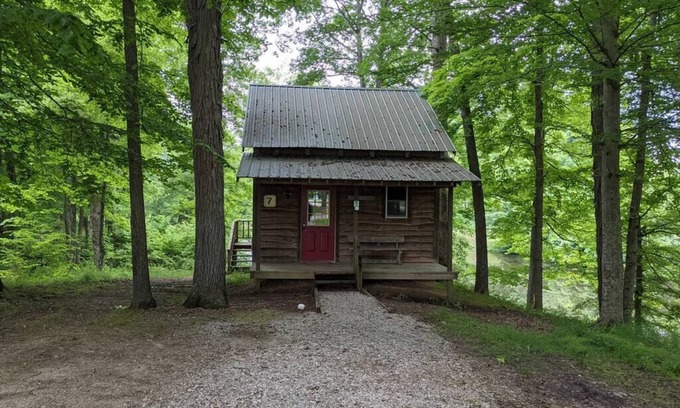Helmsburg Cabin | Explore Scruggs Deluxe Cabin #7: Pet-Friendly Retreat