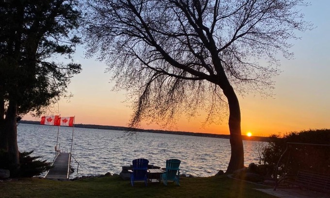 Valentia Cottage | Experience Scugog Lake House: Hot Tub, Sauna & Oasis Views