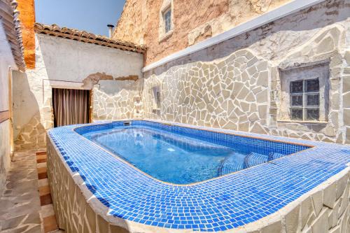 Monovar House | Señores y Tía Juana: Family-Friendly Retreat with Pool