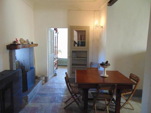 Arcevia Apartment | Cozy Palazzo d'Arcevia: A Family-Friendly Getaway