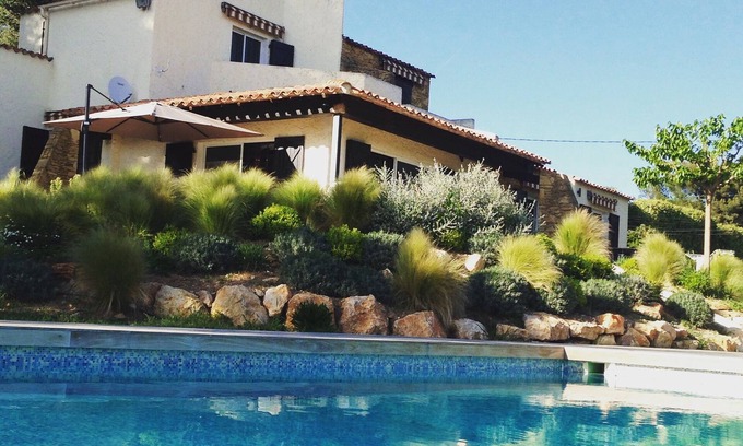 La Cadiere-d'Azur House | Inviting Sea and Hills View Retreat with Heated Pool