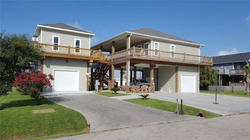 Crystal Beach House | Enjoy Sea Beauty Home: Family-Friendly with Breakfast Included