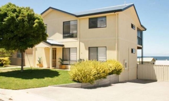 Port Vincent House | Family-Friendly Sea-Breaze with Ocean View & Kitchen Access