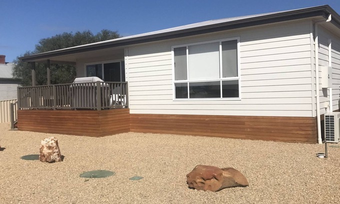 Clinton House | Sea Breeze: Ideal Family Retreat with Pool & Breakfast