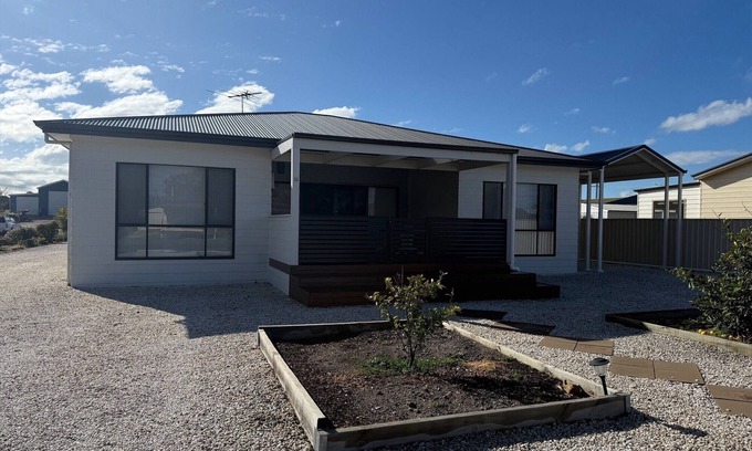 Melville House | Oceanfront Retreat @ Coobowie - Steps from Beach & Pub