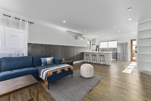 Bridport House | Tranquil Sea Breeze Escape: Family-Friendly 4-Star Retreat