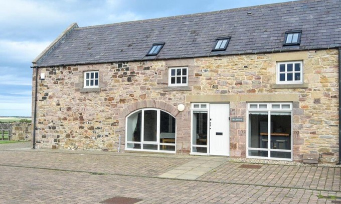 South Charlton House | Sea Breeze: Pet-Friendly 4-Star Retreat for Families