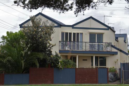 Lakes Entrance House | Oceanfront Escape at Sea Breeze on the Esplanade