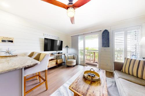 Isle of Palms Apartment | Sea Cabin 337C: Inviting Oceanfront Retreat with Pool