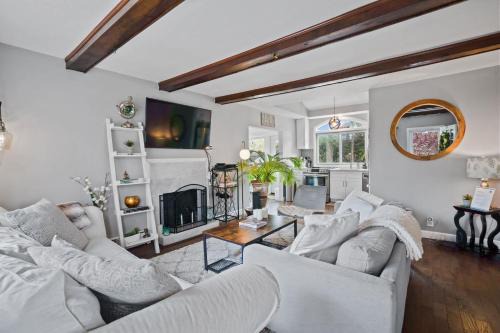 Wading River House | Cozy Sea Cliff Retreat: 5 Mins to Beach & Family-Friendly