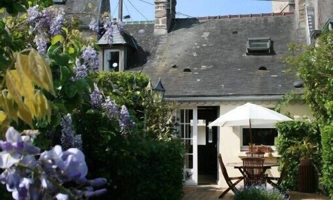 Saint-Vaast-la-Hougue House | Garden Sea Cottage in St Vaast la Hougue with Ocean Views