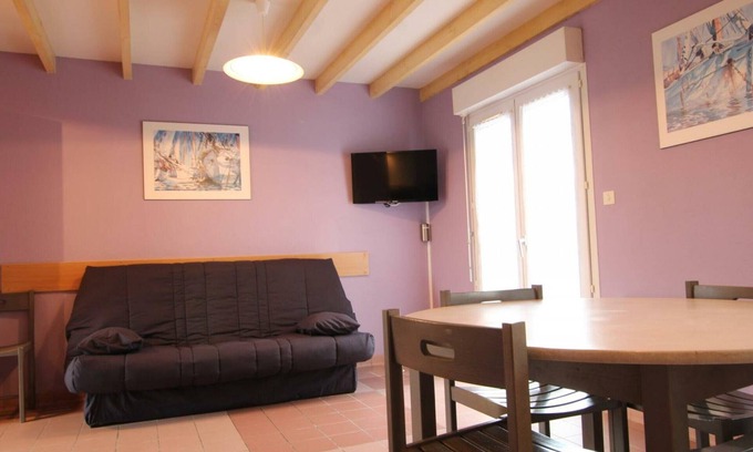 Omonville-la-Rogue Cottage | Cozy Gite Omonville-la-Rogue: Family-Friendly Retreat