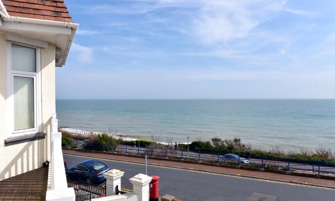 Meads Apartment | Unforgettable Sea Dreams: 4-Star Ocean View Retreat
