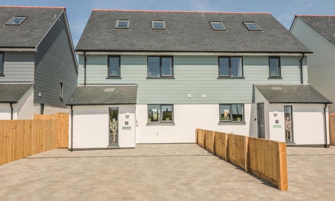 Marazion House | Pet-Friendly Sea Dreams: Rated 9.5/10 by Guests