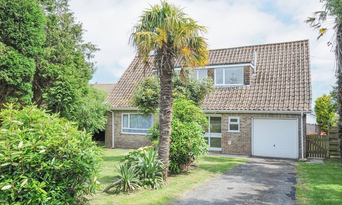 Carlyon Bay Cottage | Pet-Friendly SEA DRIFT with Garden in Carlyon Bay