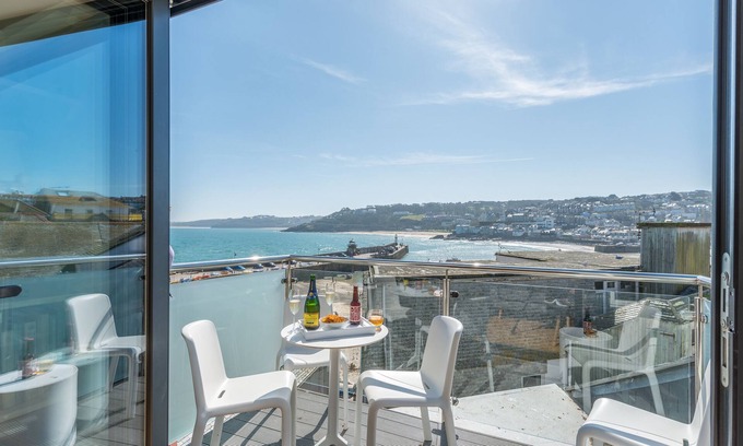 St Ives Cottage | Sea Fever: Breathtaking Views & Private Balcony Retreat