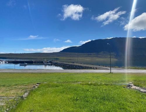 Suðavik House | Scenic Sea, Fjord & Mountain View House - Pet Friendly Retreat