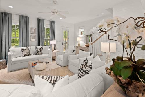 Watercolor Villa | Experience Sea For Miles: Family-Friendly Pool Retreat