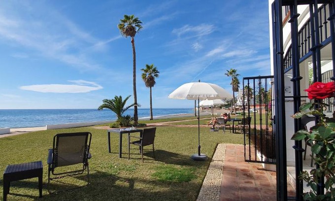Sitio de Calahonda House | Oceanfront Retreat: Sea Front Beach House Macarena D