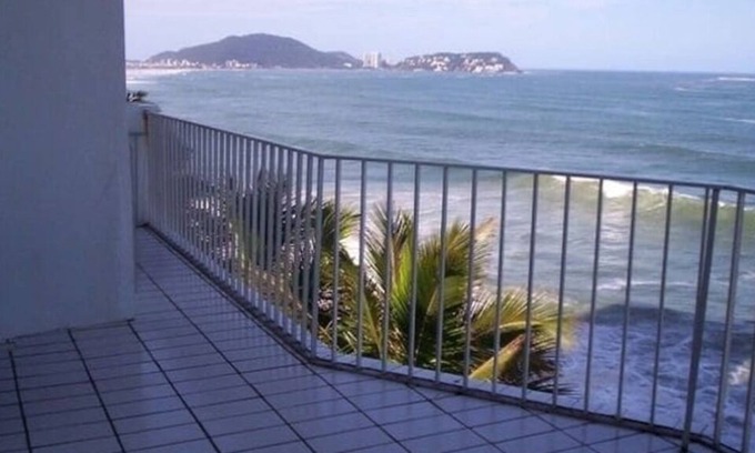 Morro do Maluf Apartment | Oceanfront Retreat: Unforgettable Views & Pet Friendly Stay