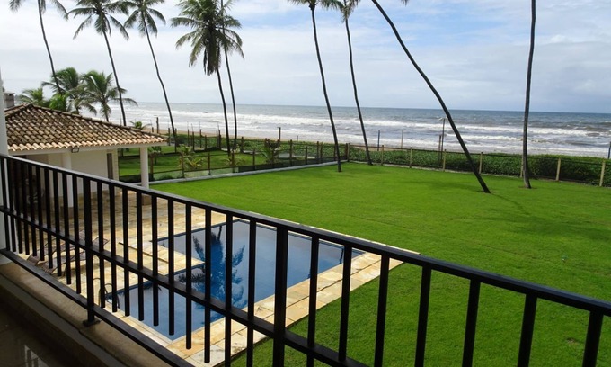 Vilas do Atlantico House | Beachfront Retreat with Pool and Spa in Salvador