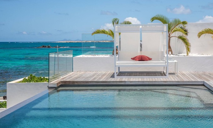 Cul de Sac Villa | Remarkable 6-Bedroom Villa with Private Pool & Scenic Views