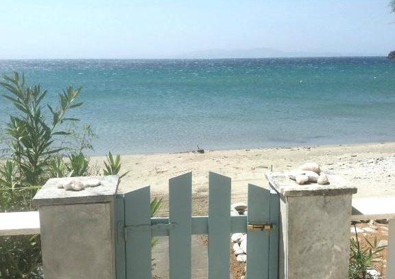 Exomvourgo House | Oceanfront Rose's House with Pet-Friendly Amenities